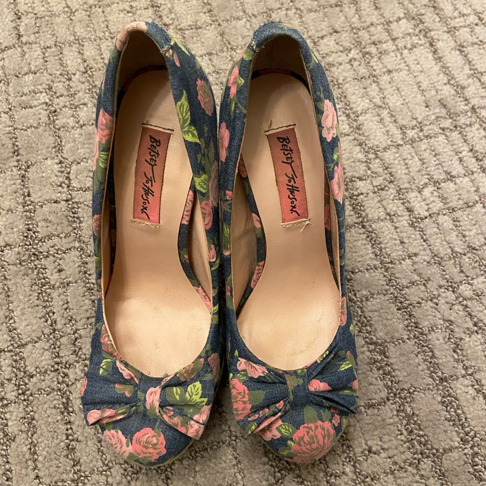 Betsey Johnson Maggi Rose Chunky Heels - Picture 4 of 8